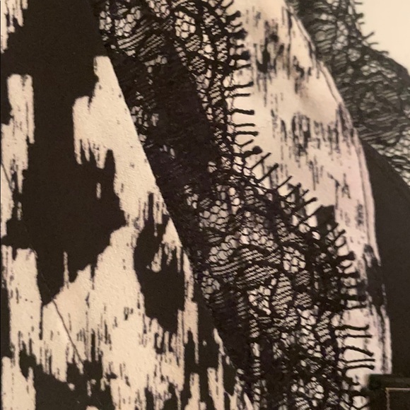 Sleeveless Blouse - Picture 3 of 6